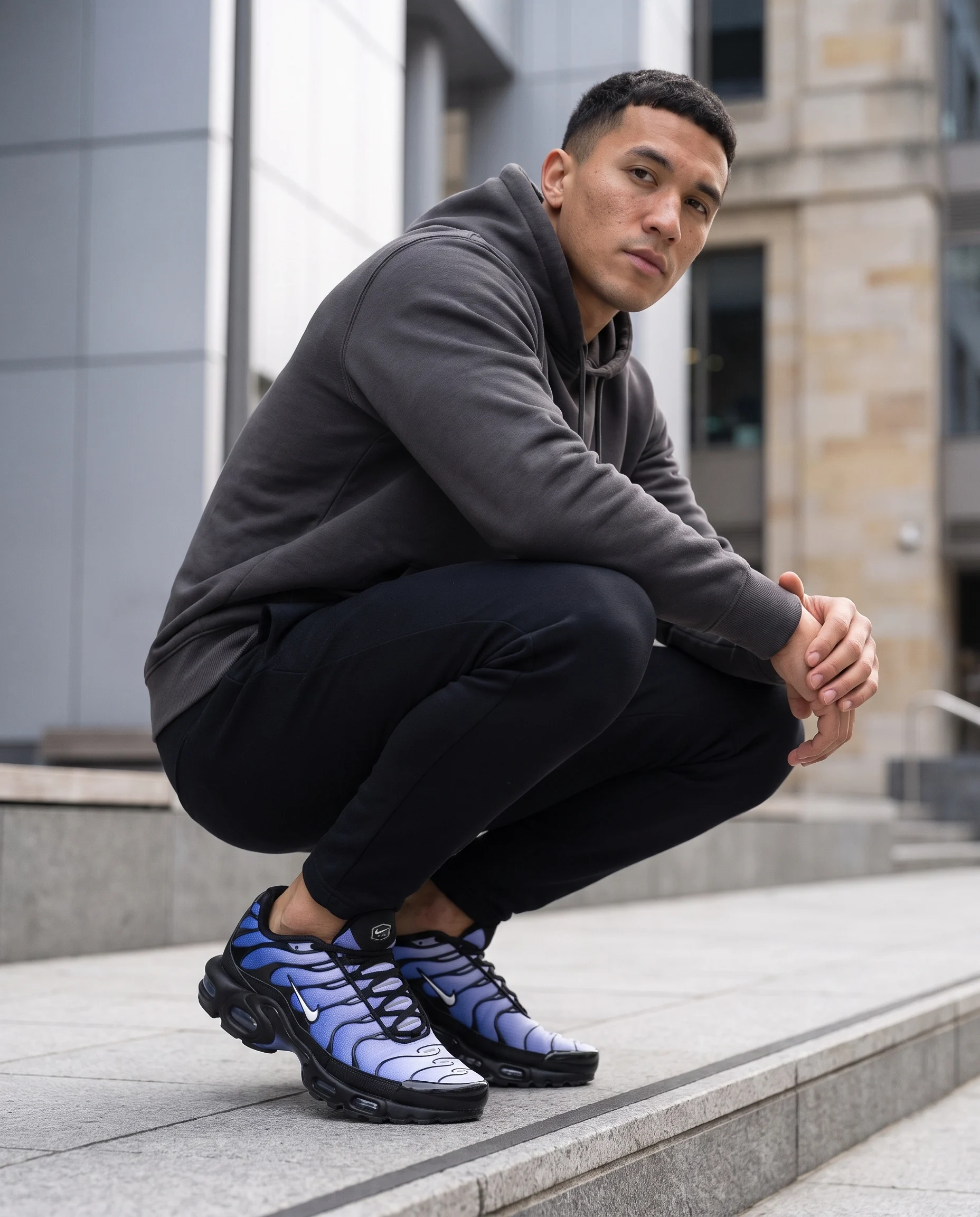 Scarpe — scatto 3, posa accovacciata — immagine generata con AI